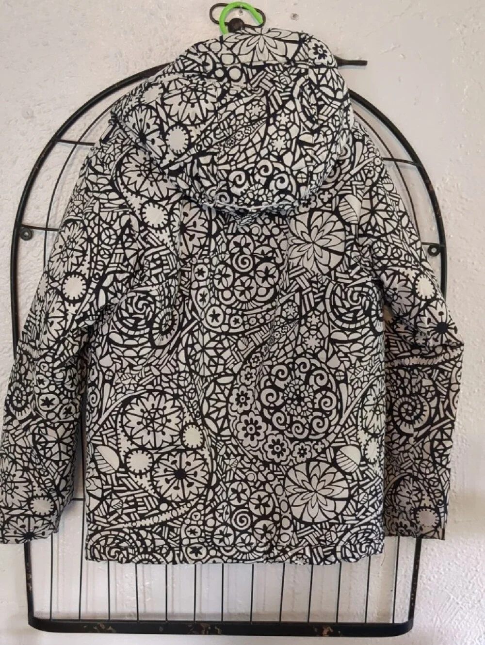 Columbia Girls' Black & White Hooded Winter Jacket. Size S (7/8)